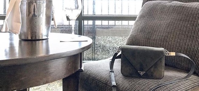 Mon sac Alexander Wang a sa propre chaise parce que je compte le garder 20 ans, photo Marc-Antoine Latouche